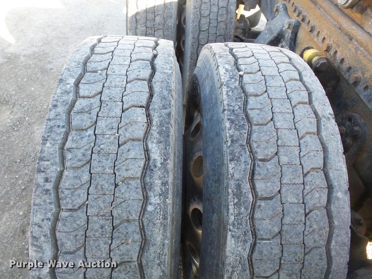 image for item DD2383 2006 Freightliner Columbia semi truck