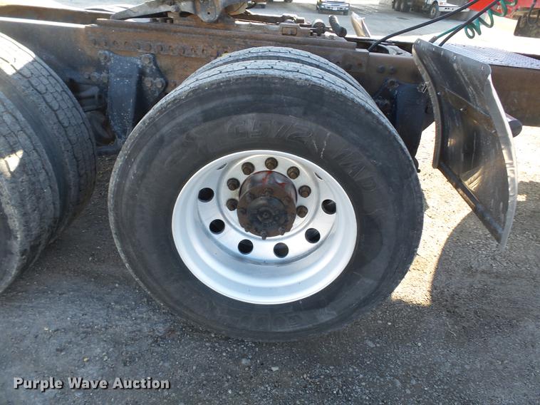 image for item DD2383 2006 Freightliner Columbia semi truck