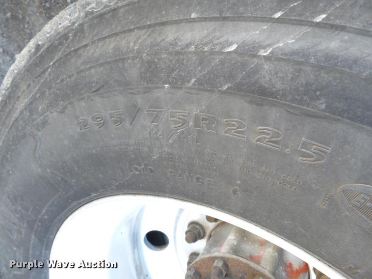 image for item DD2383 2006 Freightliner Columbia semi truck