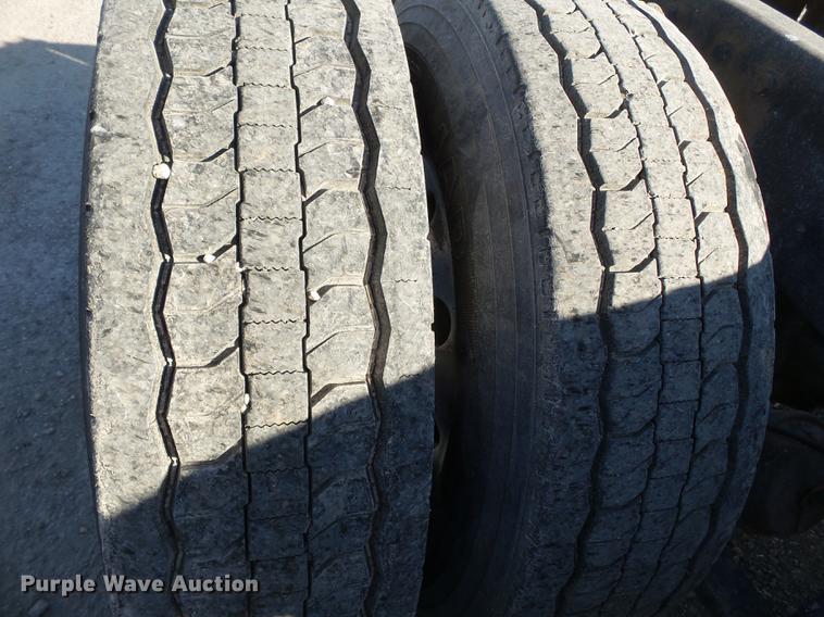 image for item DD2383 2006 Freightliner Columbia semi truck