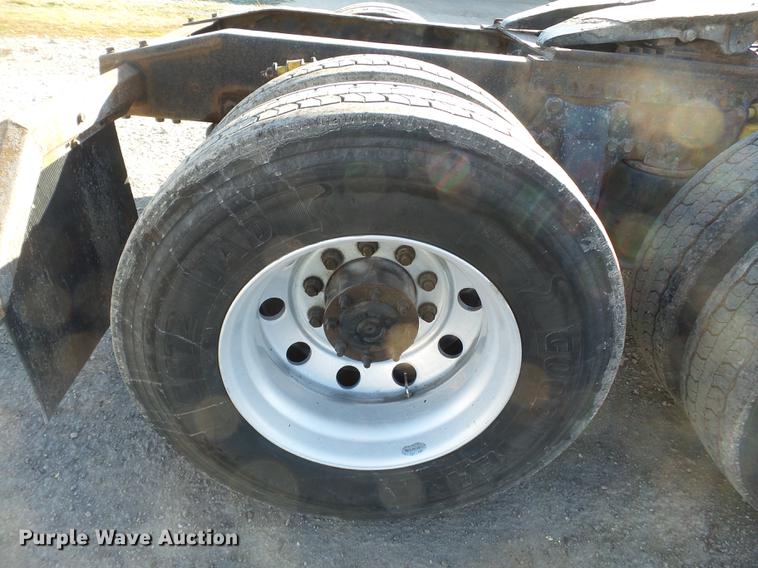 image for item DD2383 2006 Freightliner Columbia semi truck