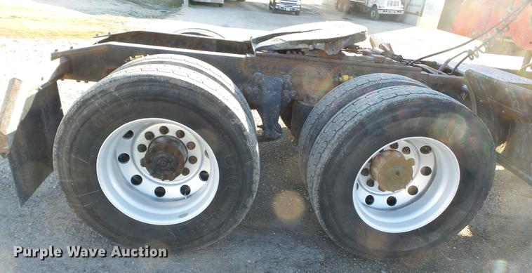 image for item DD2383 2006 Freightliner Columbia semi truck