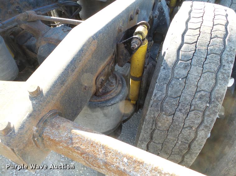 image for item DD2383 2006 Freightliner Columbia semi truck