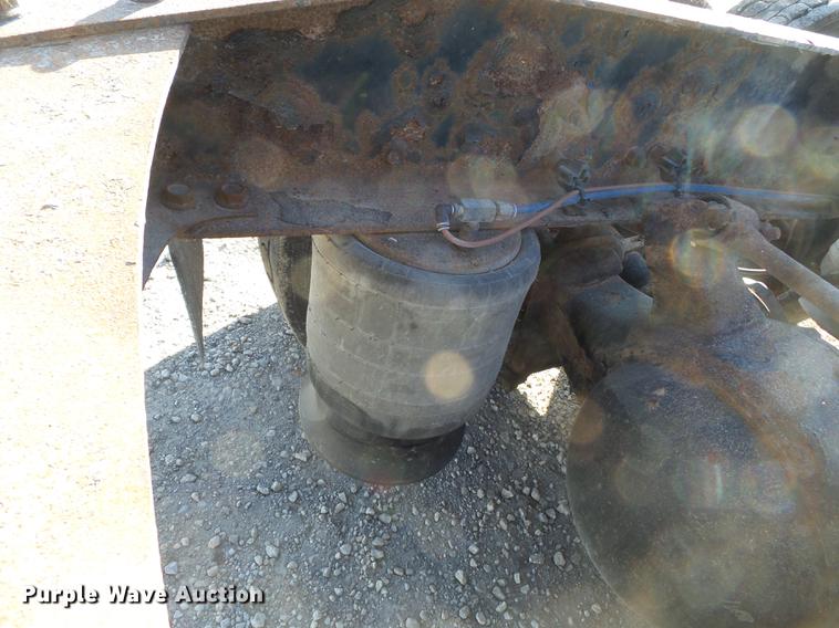 image for item DD2383 2006 Freightliner Columbia semi truck