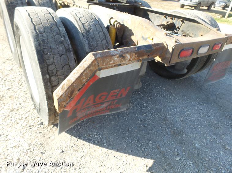 image for item DD2383 2006 Freightliner Columbia semi truck