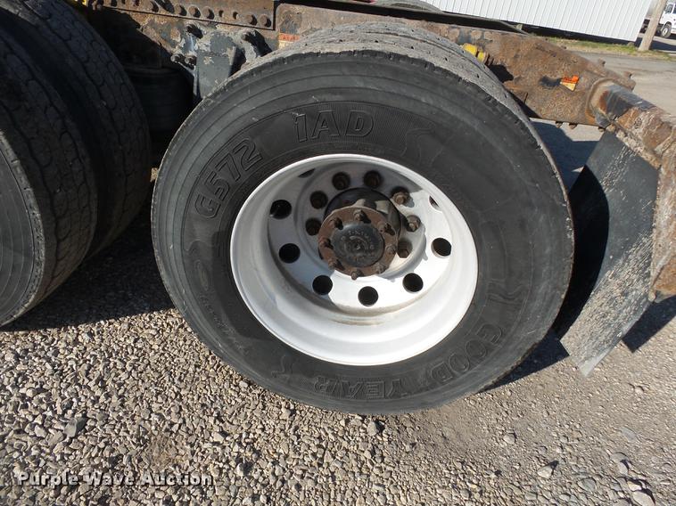 image for item DD2383 2006 Freightliner Columbia semi truck