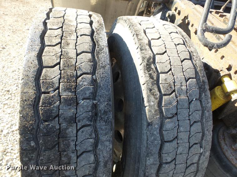 image for item DD2383 2006 Freightliner Columbia semi truck