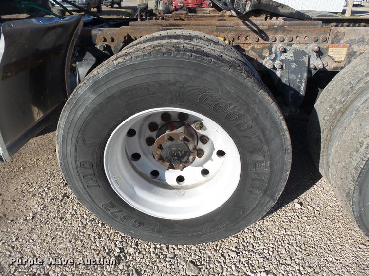 image for item DD2383 2006 Freightliner Columbia semi truck