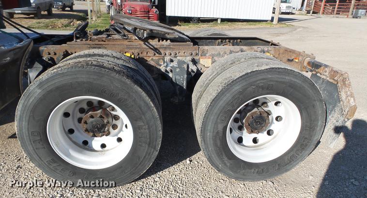 image for item DD2383 2006 Freightliner Columbia semi truck