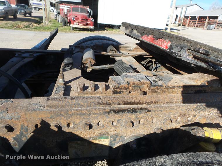 image for item DD2383 2006 Freightliner Columbia semi truck