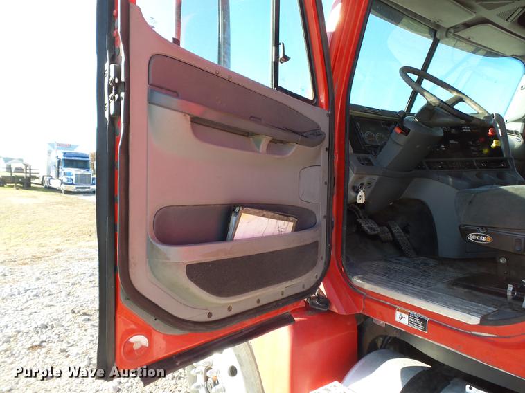 image for item DD2383 2006 Freightliner Columbia semi truck
