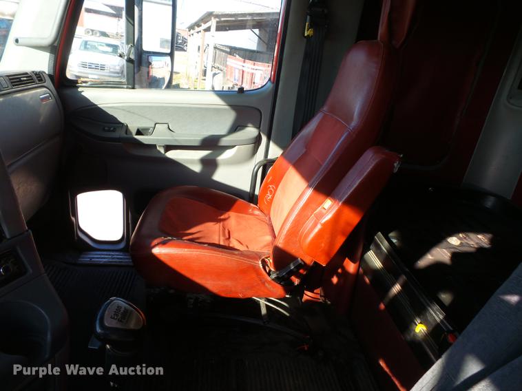 image for item DD2383 2006 Freightliner Columbia semi truck