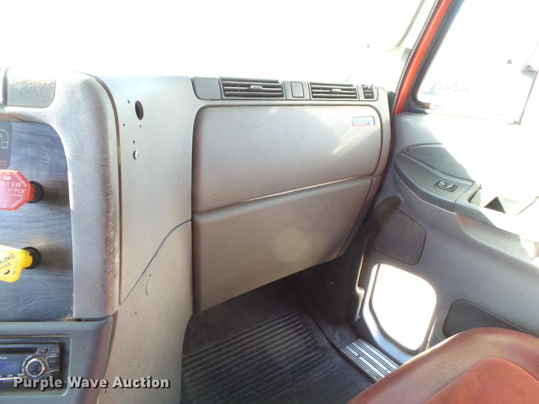 image for item DD2383 2006 Freightliner Columbia semi truck