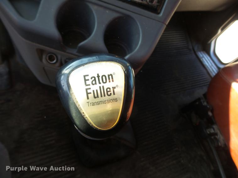 image for item DD2383 2006 Freightliner Columbia semi truck