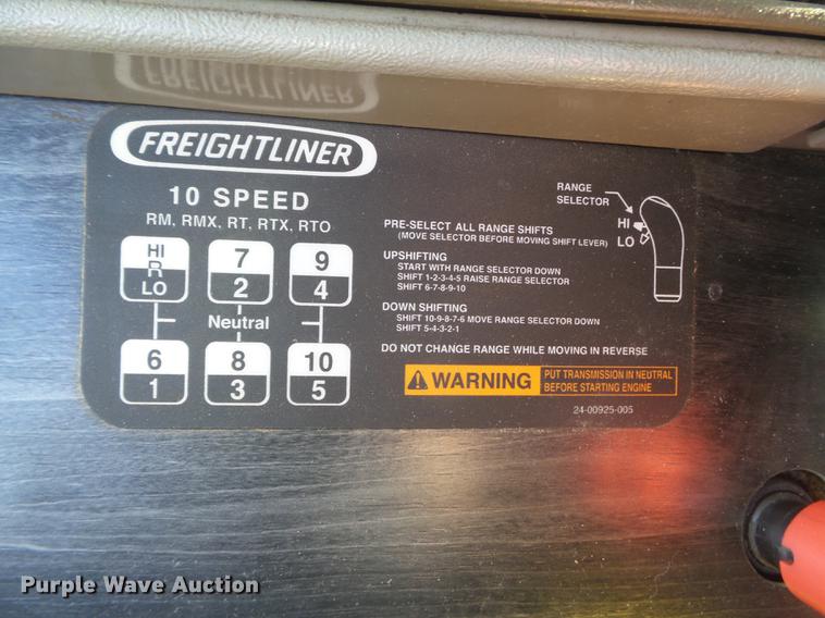 image for item DD2383 2006 Freightliner Columbia semi truck