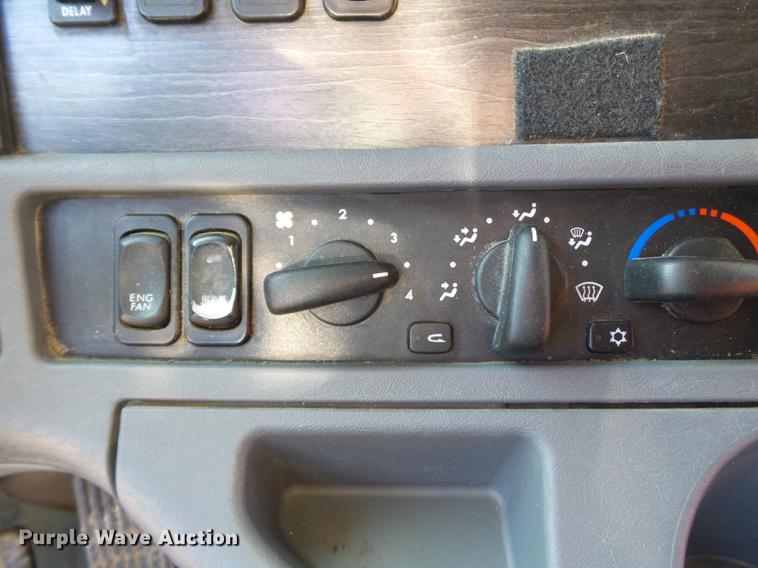 image for item DD2383 2006 Freightliner Columbia semi truck