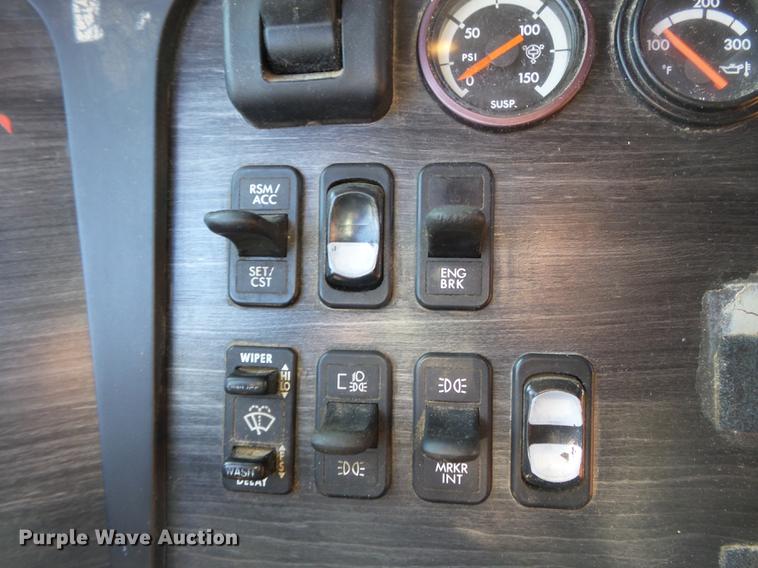 image for item DD2383 2006 Freightliner Columbia semi truck