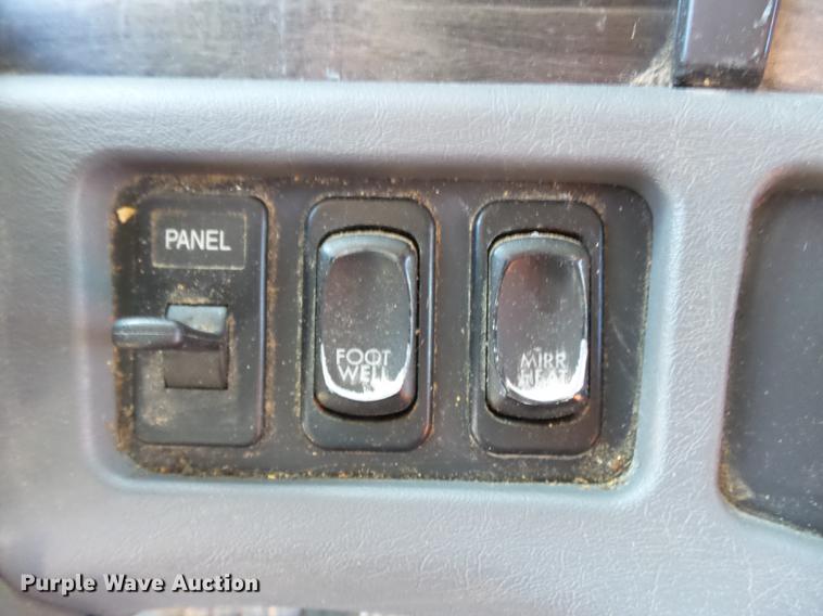 image for item DD2383 2006 Freightliner Columbia semi truck