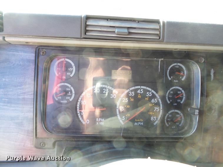 image for item DD2383 2006 Freightliner Columbia semi truck