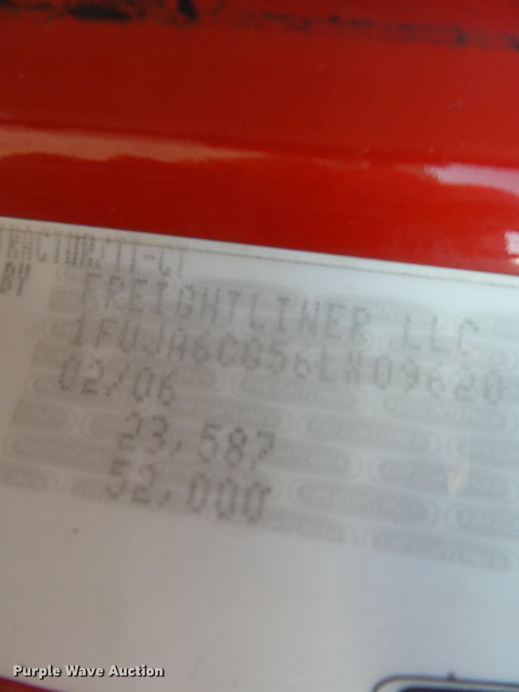 image for item DD2383 2006 Freightliner Columbia semi truck