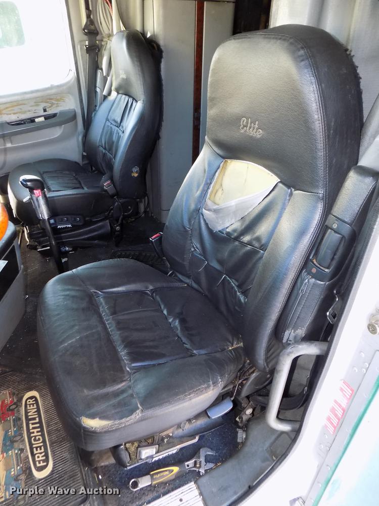 image for item DE7553 1997 Freightliner Century Class semi truck