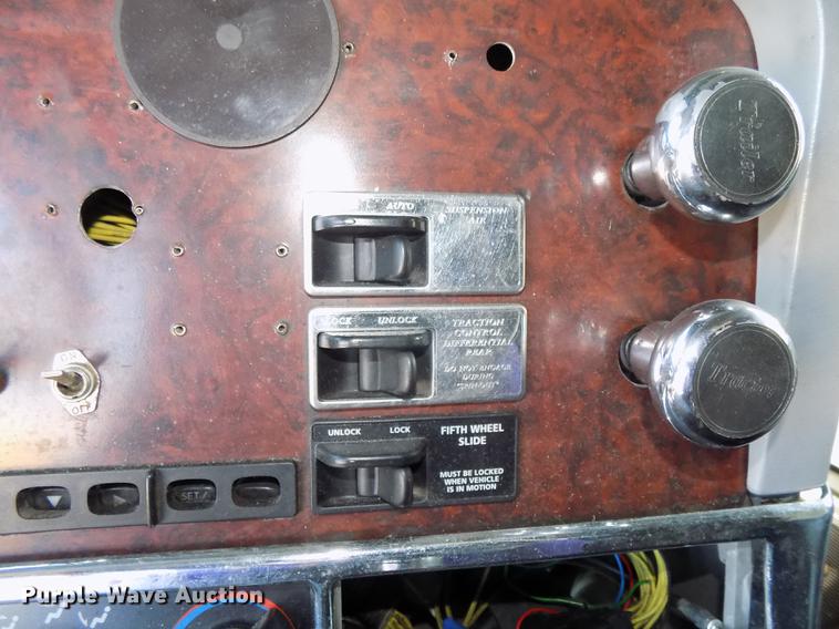 image for item DE7553 1997 Freightliner Century Class semi truck