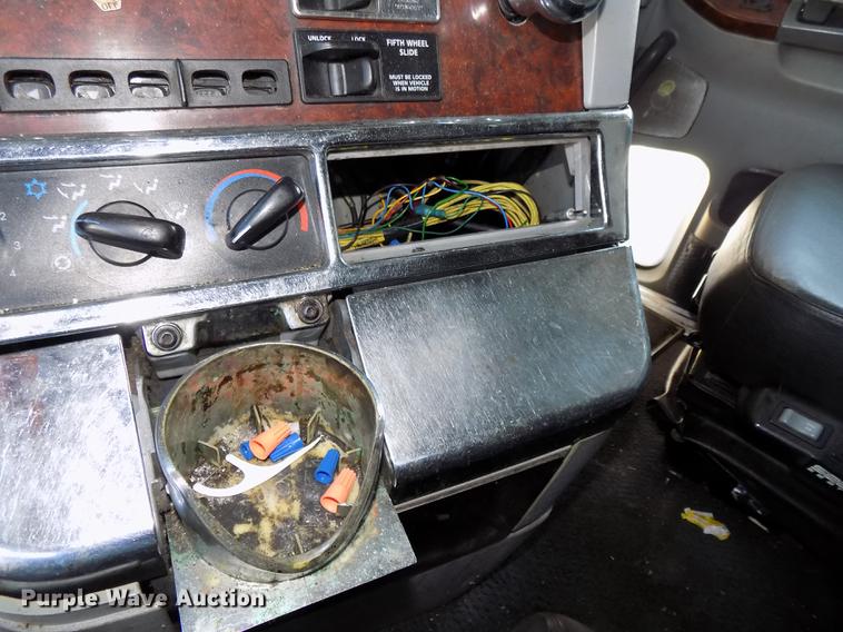 image for item DE7553 1997 Freightliner Century Class semi truck