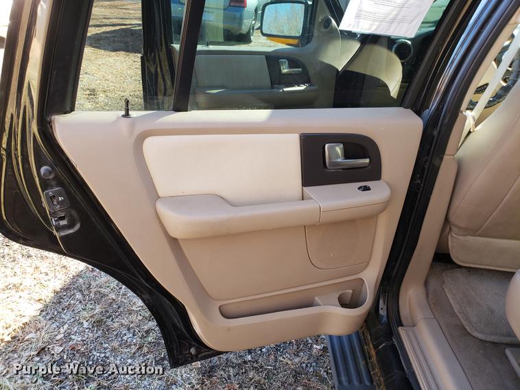 image for item AV9387 2004 Ford Expedition SUV