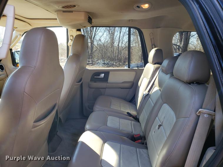 image for item AV9387 2004 Ford Expedition SUV