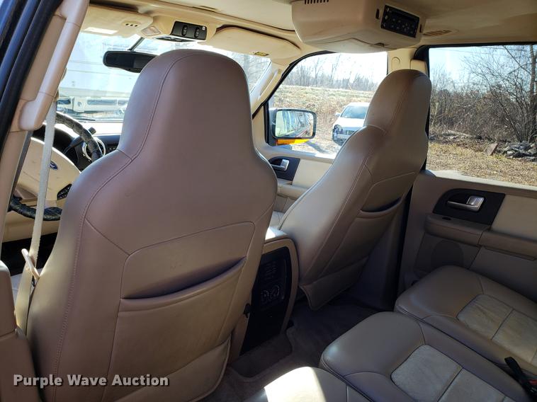 image for item AV9387 2004 Ford Expedition SUV