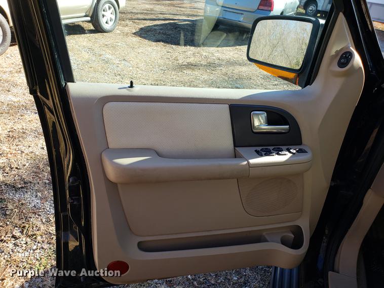 image for item AV9387 2004 Ford Expedition SUV