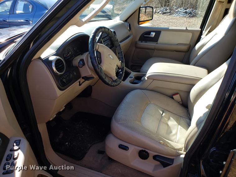 image for item AV9387 2004 Ford Expedition SUV