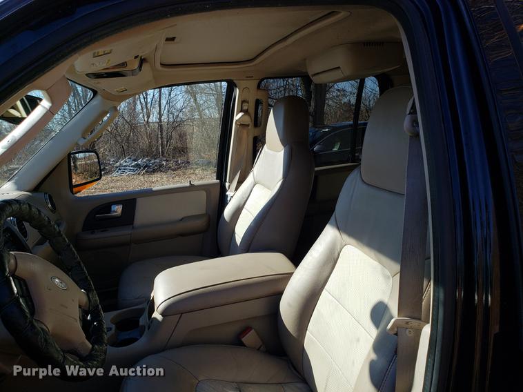image for item AV9387 2004 Ford Expedition SUV
