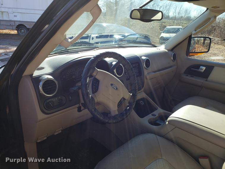 image for item AV9387 2004 Ford Expedition SUV