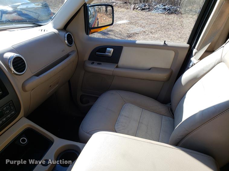 image for item AV9387 2004 Ford Expedition SUV