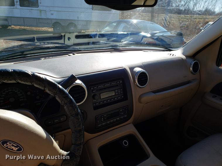 image for item AV9387 2004 Ford Expedition SUV
