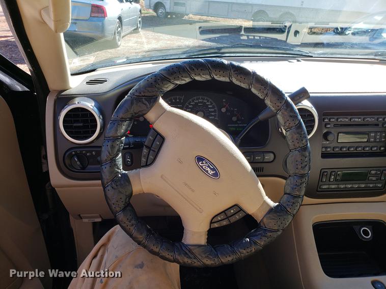 image for item AV9387 2004 Ford Expedition SUV