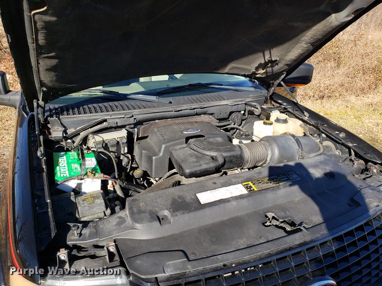 image for item AV9387 2004 Ford Expedition SUV