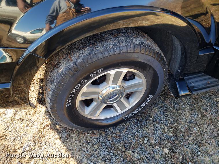 image for item AV9387 2004 Ford Expedition SUV