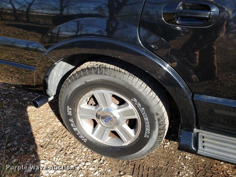 image for item AV9387 2004 Ford Expedition SUV