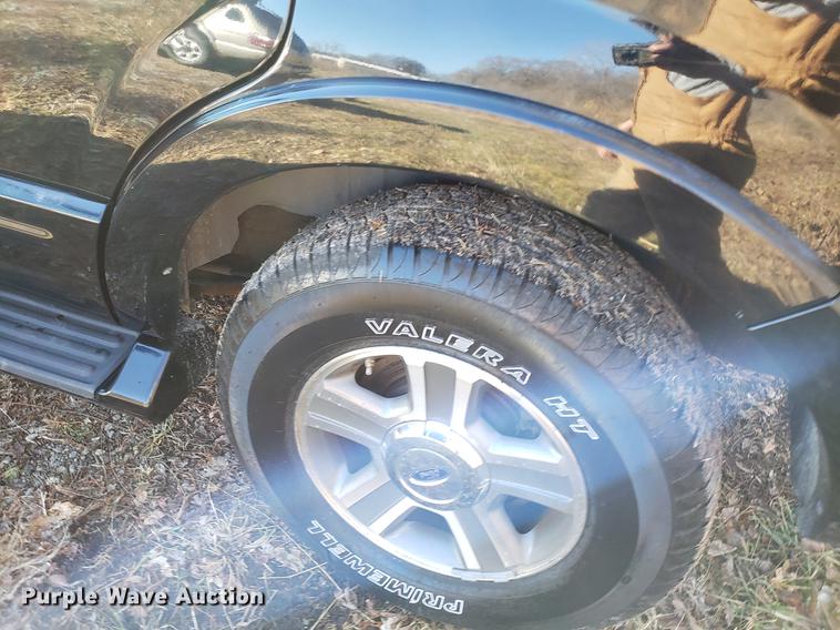 image for item AV9387 2004 Ford Expedition SUV