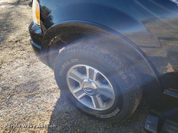 image for item AV9387 2004 Ford Expedition SUV