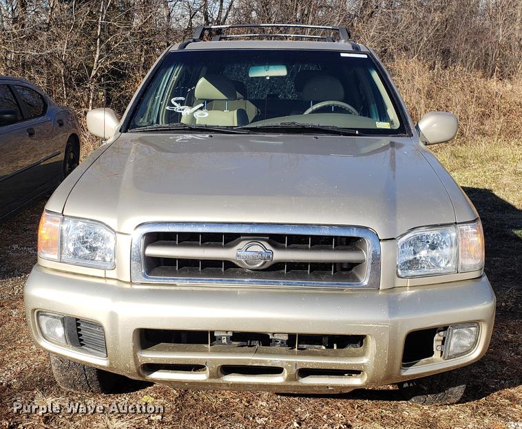 image for item AV9389 2001 Nissan Pathfinder LE SUV