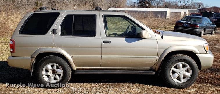 image for item AV9389 2001 Nissan Pathfinder LE SUV