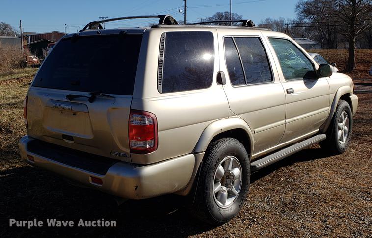 image for item AV9389 2001 Nissan Pathfinder LE SUV