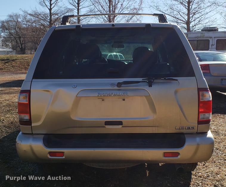image for item AV9389 2001 Nissan Pathfinder LE SUV