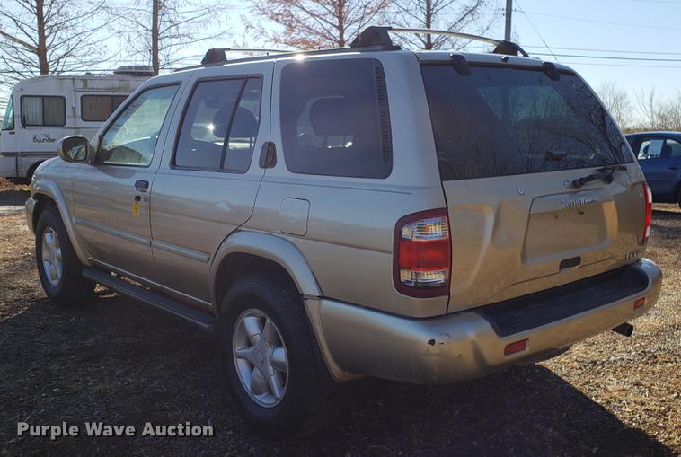 image for item AV9389 2001 Nissan Pathfinder LE SUV