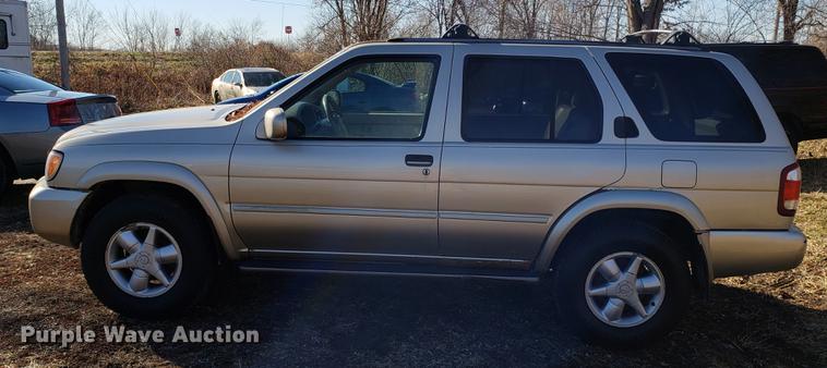 image for item AV9389 2001 Nissan Pathfinder LE SUV