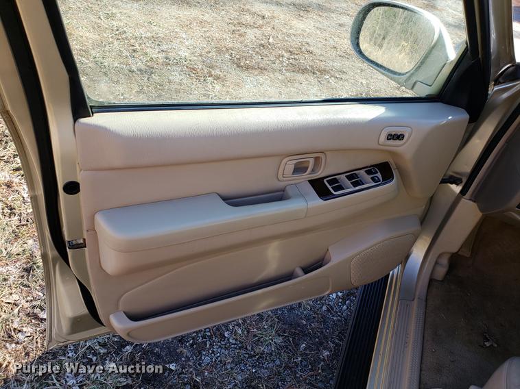 image for item AV9389 2001 Nissan Pathfinder LE SUV