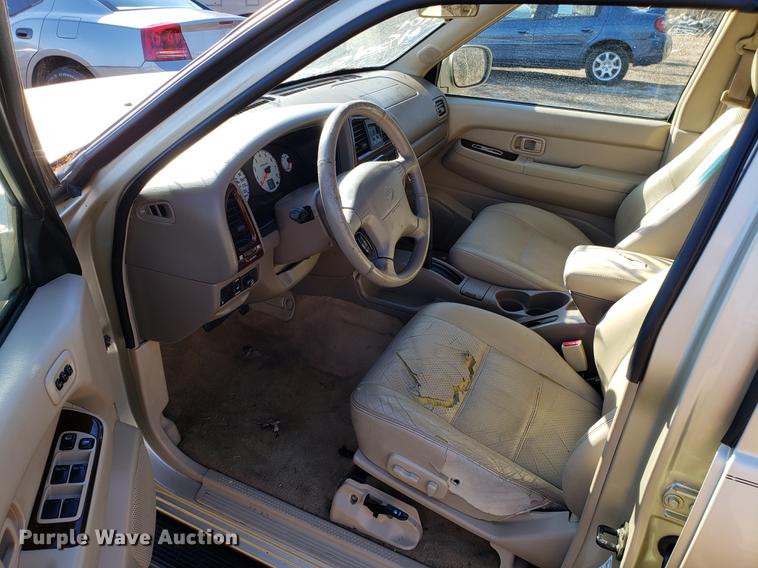 image for item AV9389 2001 Nissan Pathfinder LE SUV